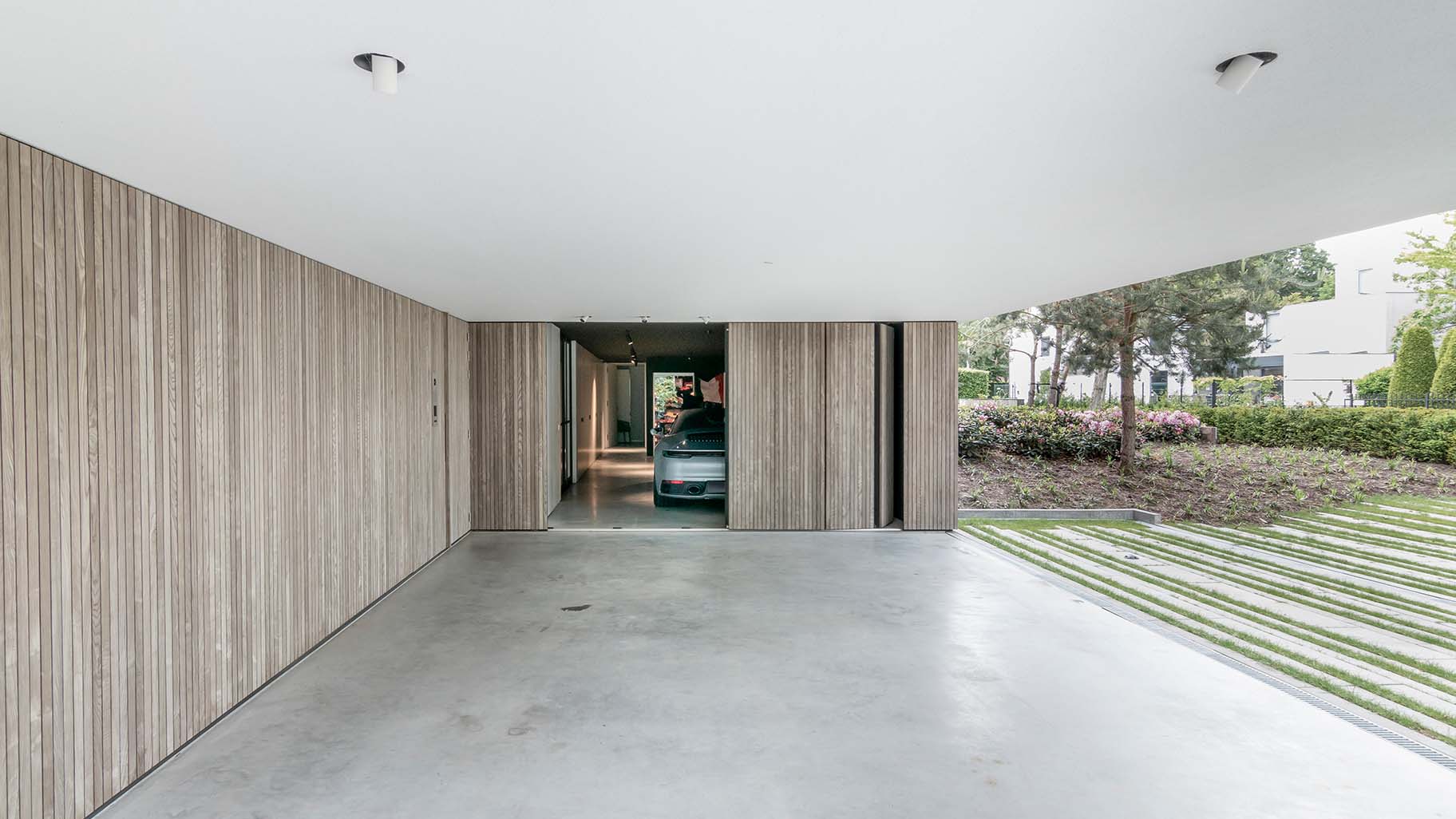 Moderne woning in Boxtel met twee zijwaartse houten garagedeuren met loopdeur