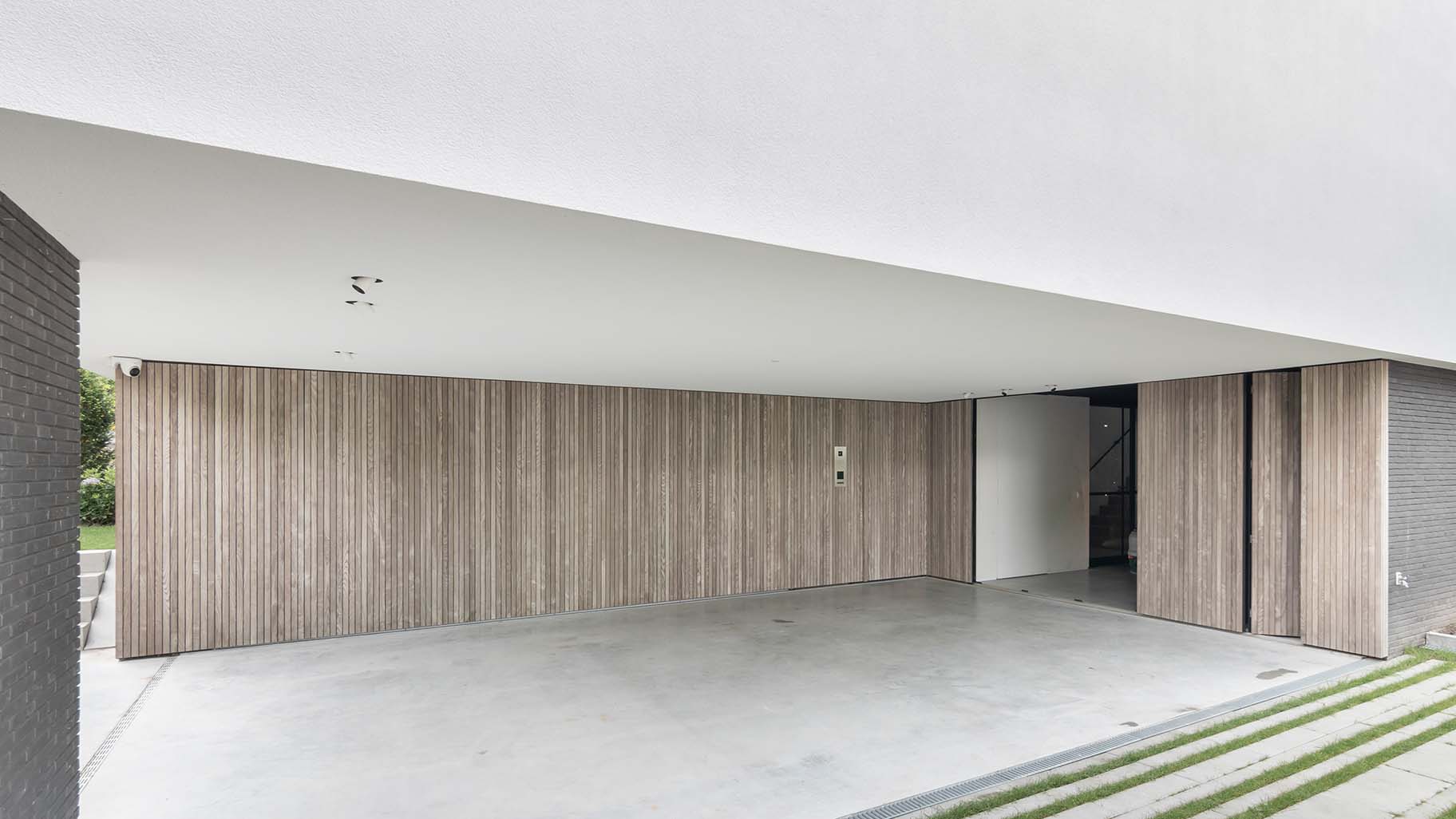 Essenhouten zijwaartse garagedeuren