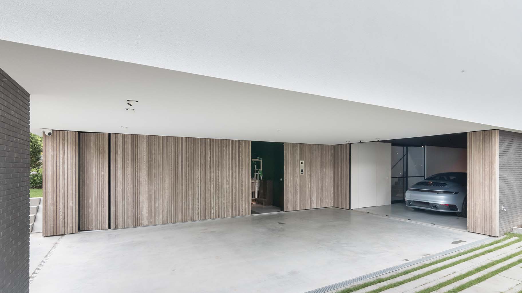 essen hout zijwaartse houten garagedeur met loopdeur - different doors