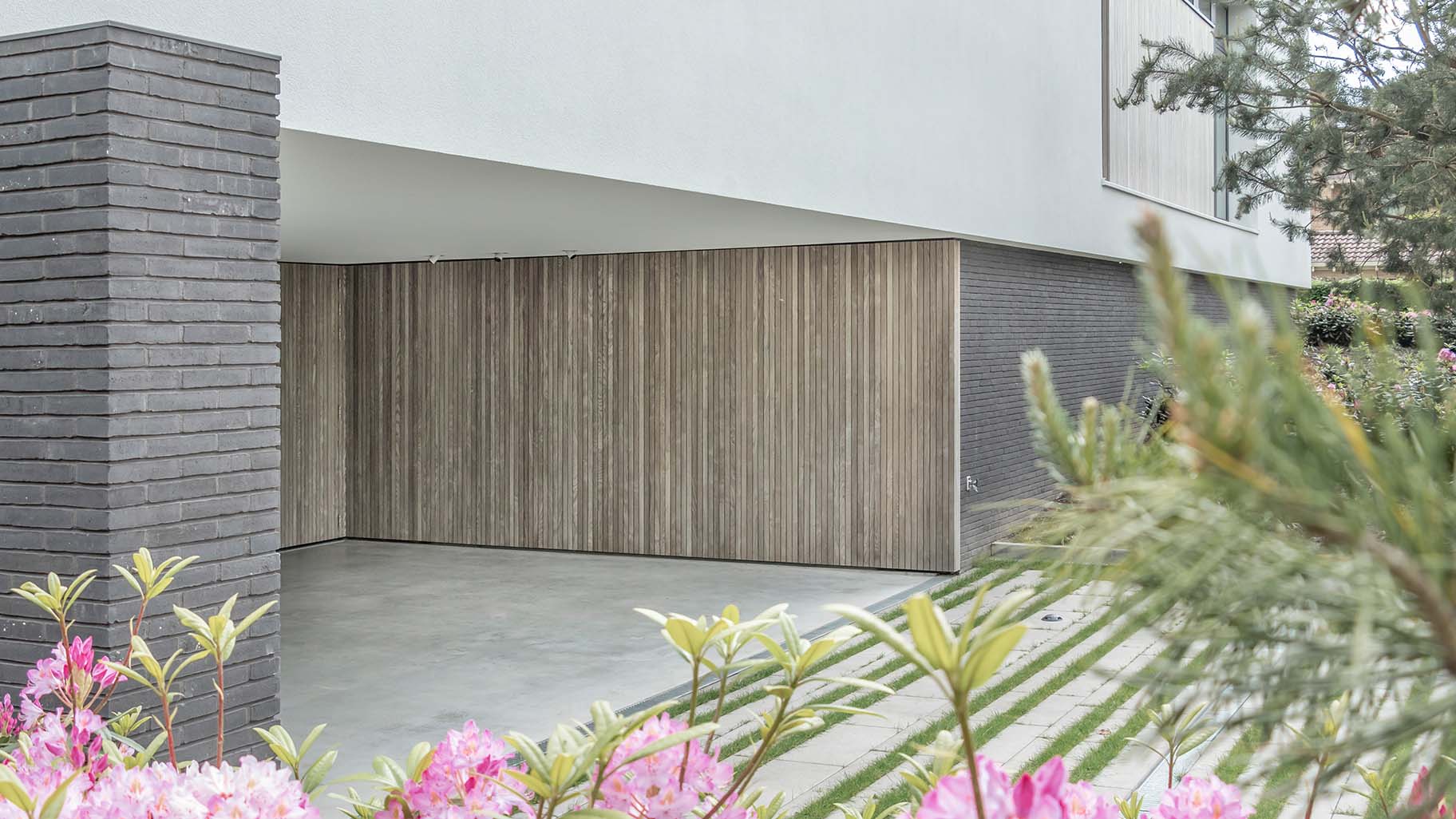 Twee garagedeuren zijwaartse openend van essenhout