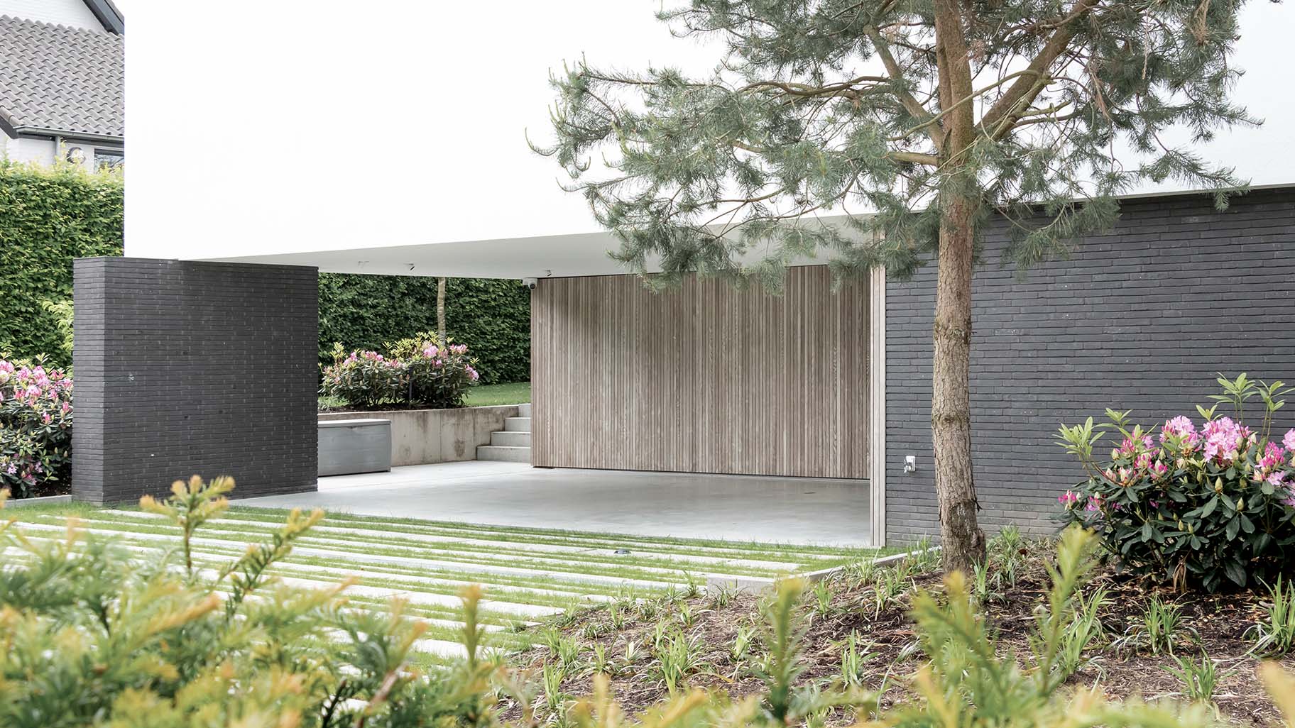 Twee garagedeuren zijwaartse openend van essenhout