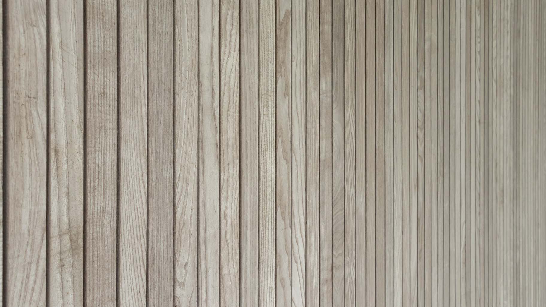 Verticale houten latten in de gevel met garagedeuren