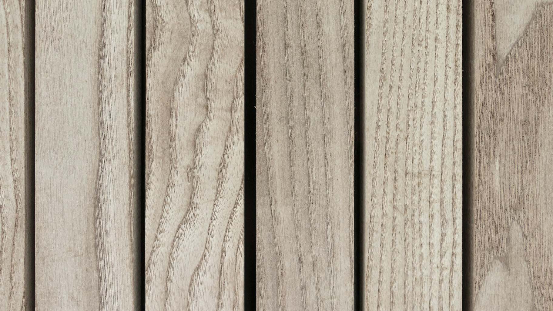 Verticale houten latten in de gevel met garagedeuren