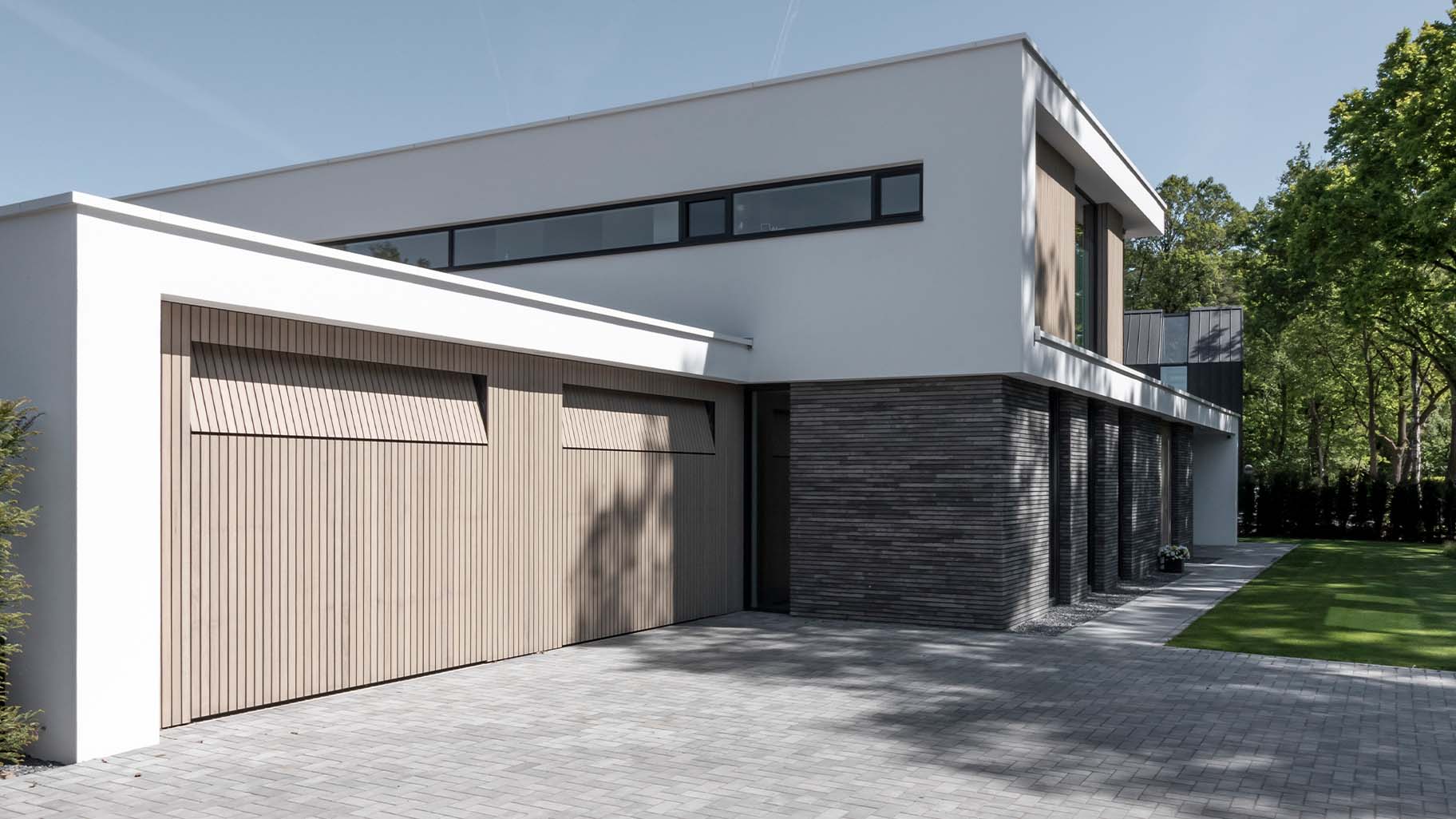 frake houten garagedeuren bij moderne villa different doors (1)