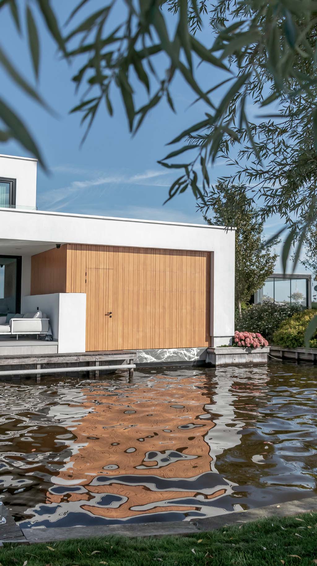 garagedeur bij botenhuis different doors