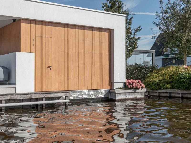garagedeur bij botenhuis different doors