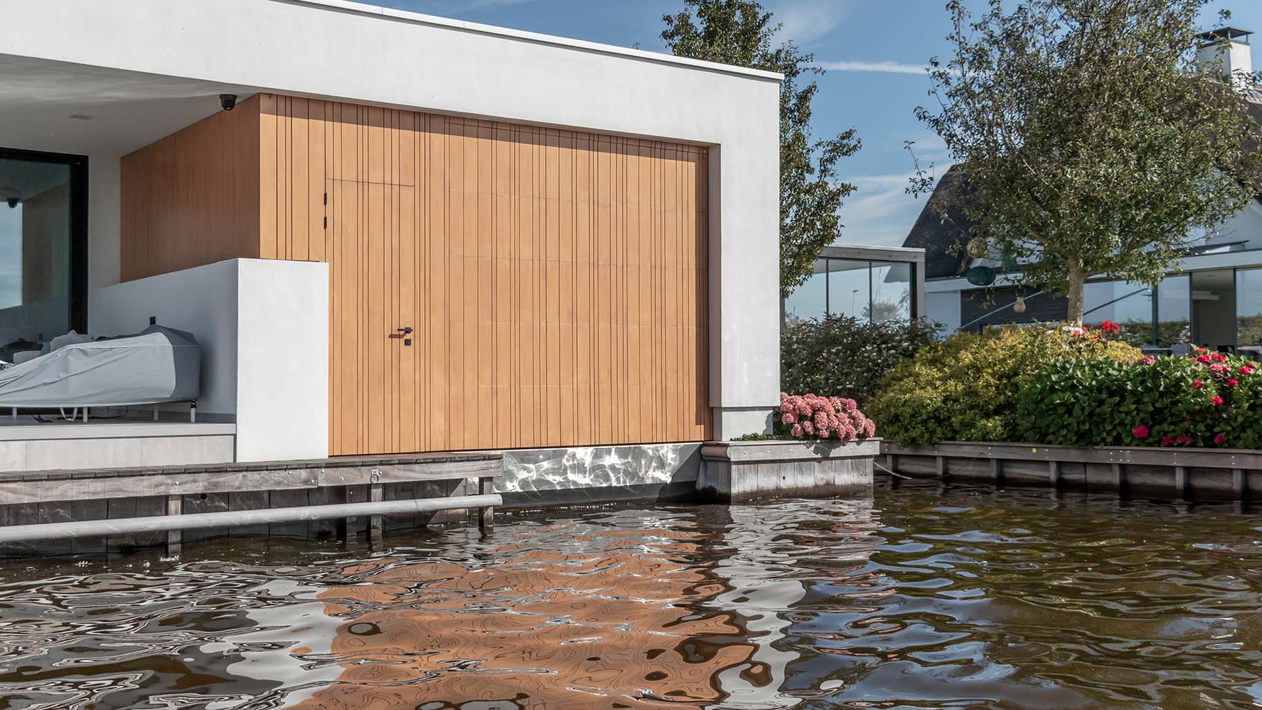 garagedeur bij botenhuis different doors