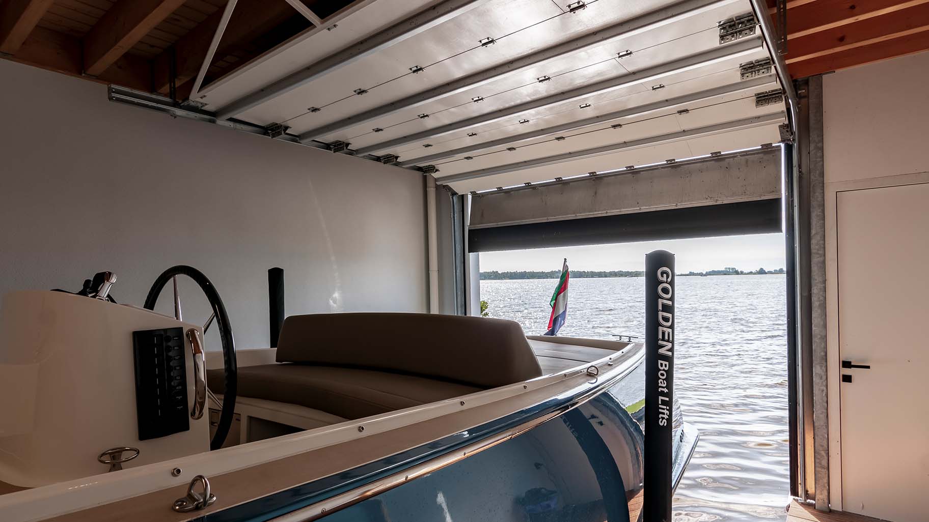 Garagedeur villa aan het water