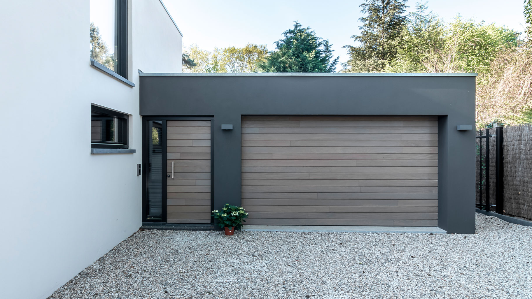 Garagedeur met loopdeur