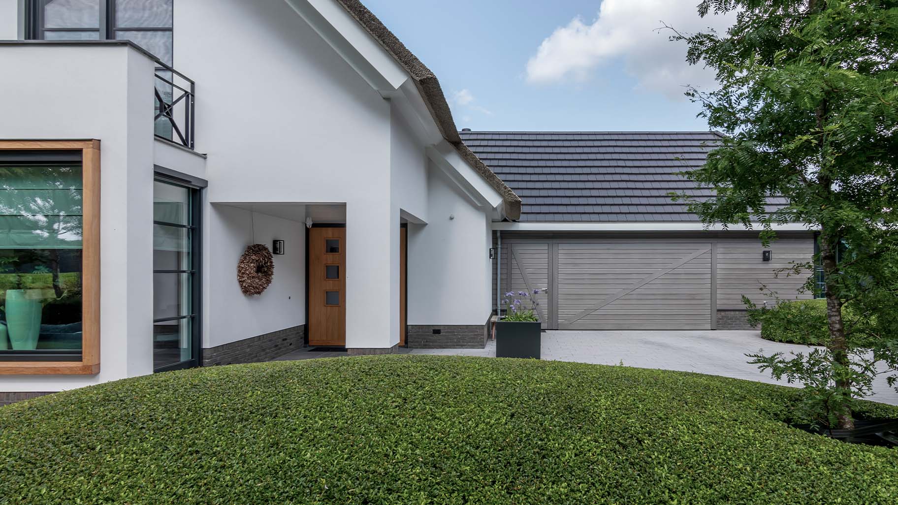 garagedeur modern landelijke woning different doors