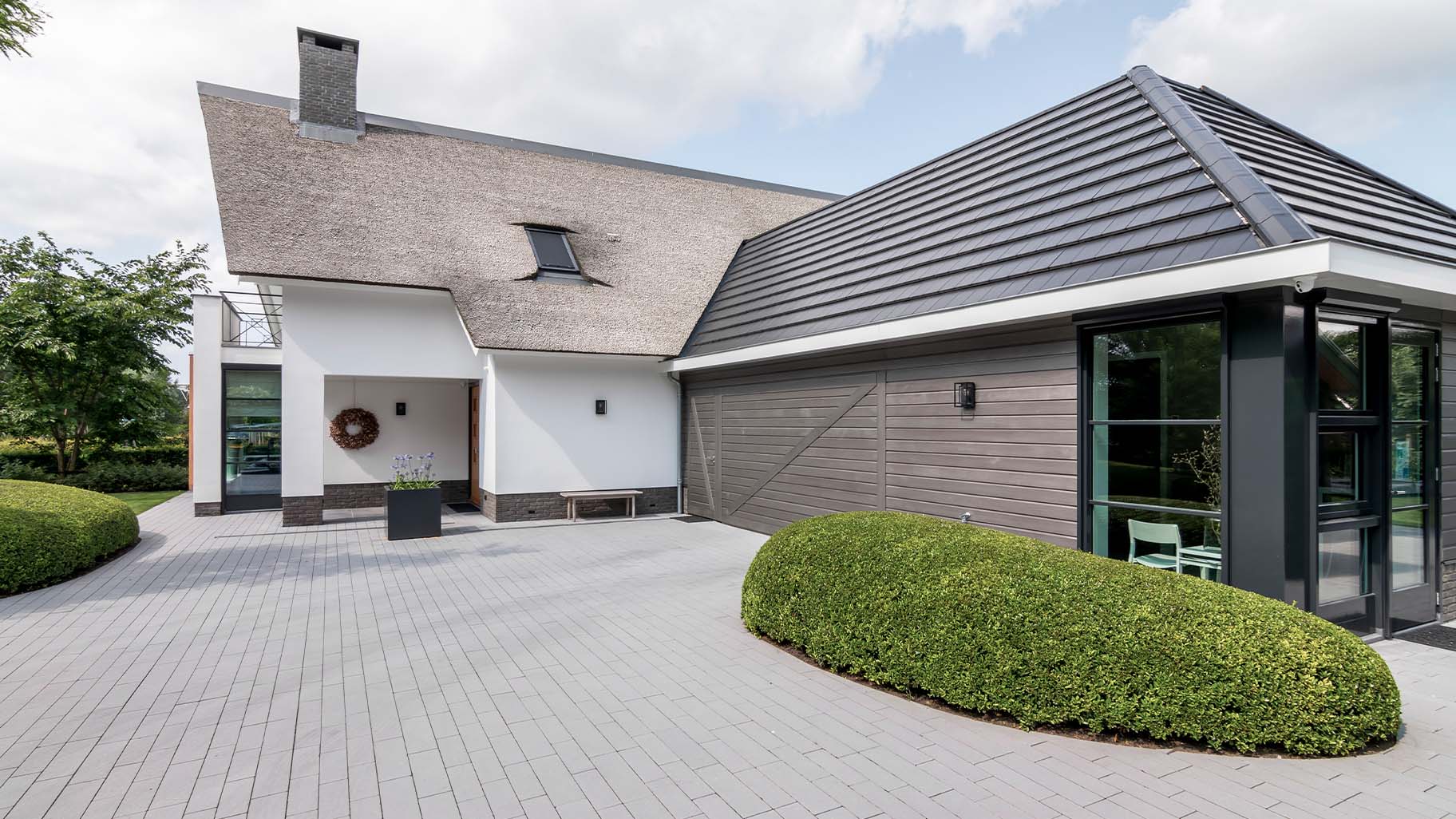 garagedeur modern landelijke woning different doors