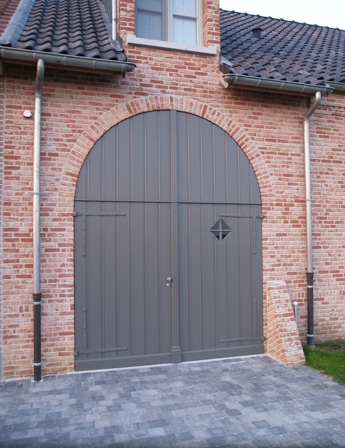garagedeur met pastoriestijl