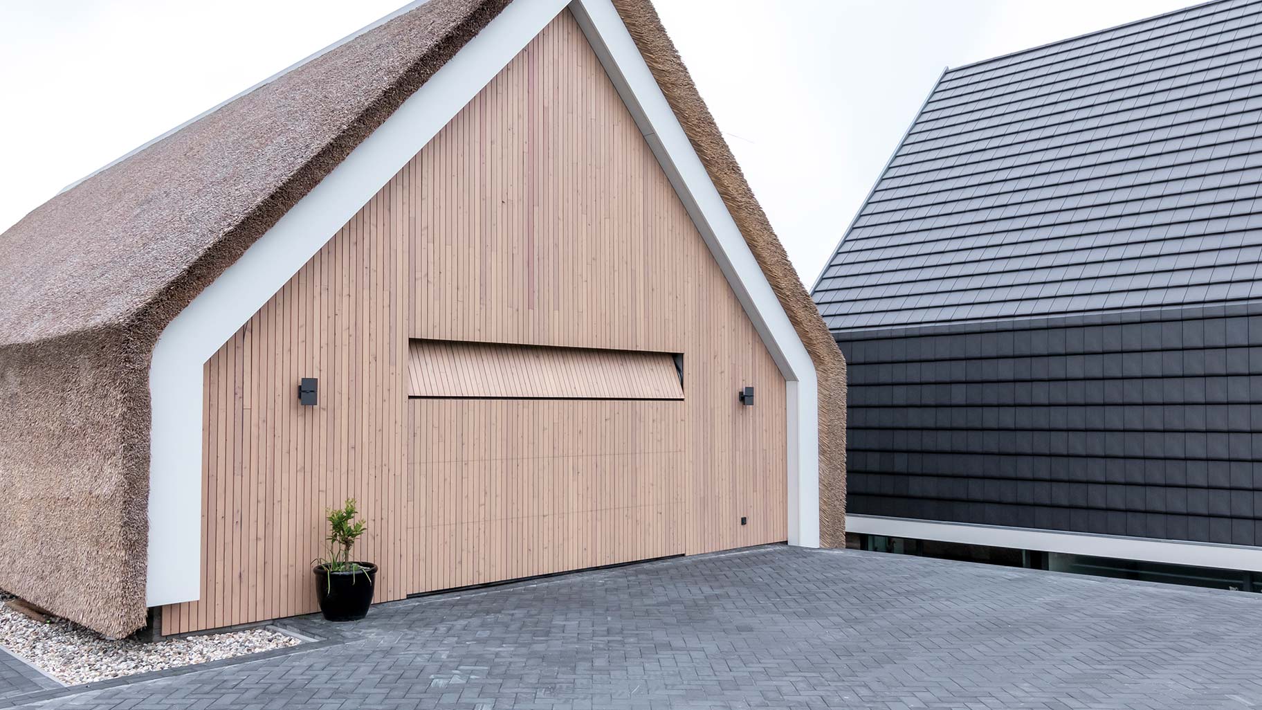schuurwoning garagedeur gevelbekleding