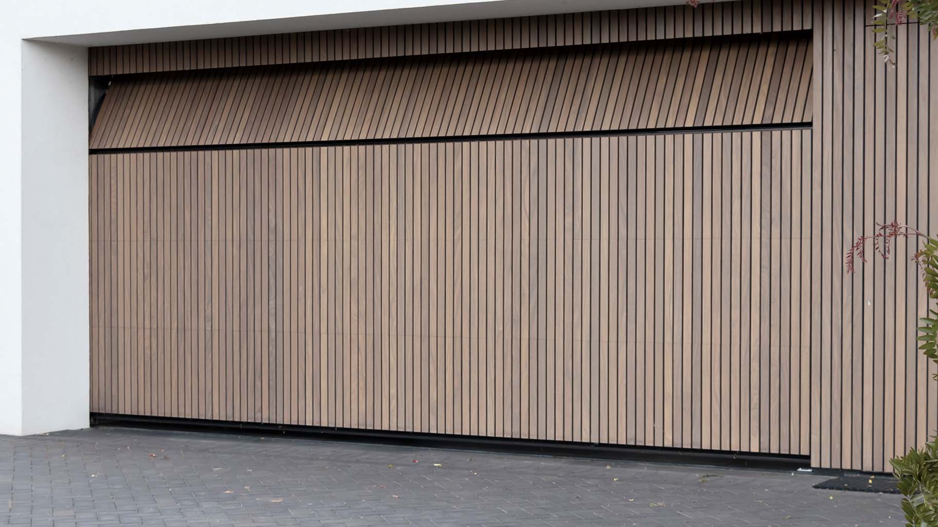 Garagedeur en loopdeur gelijk in de gevel