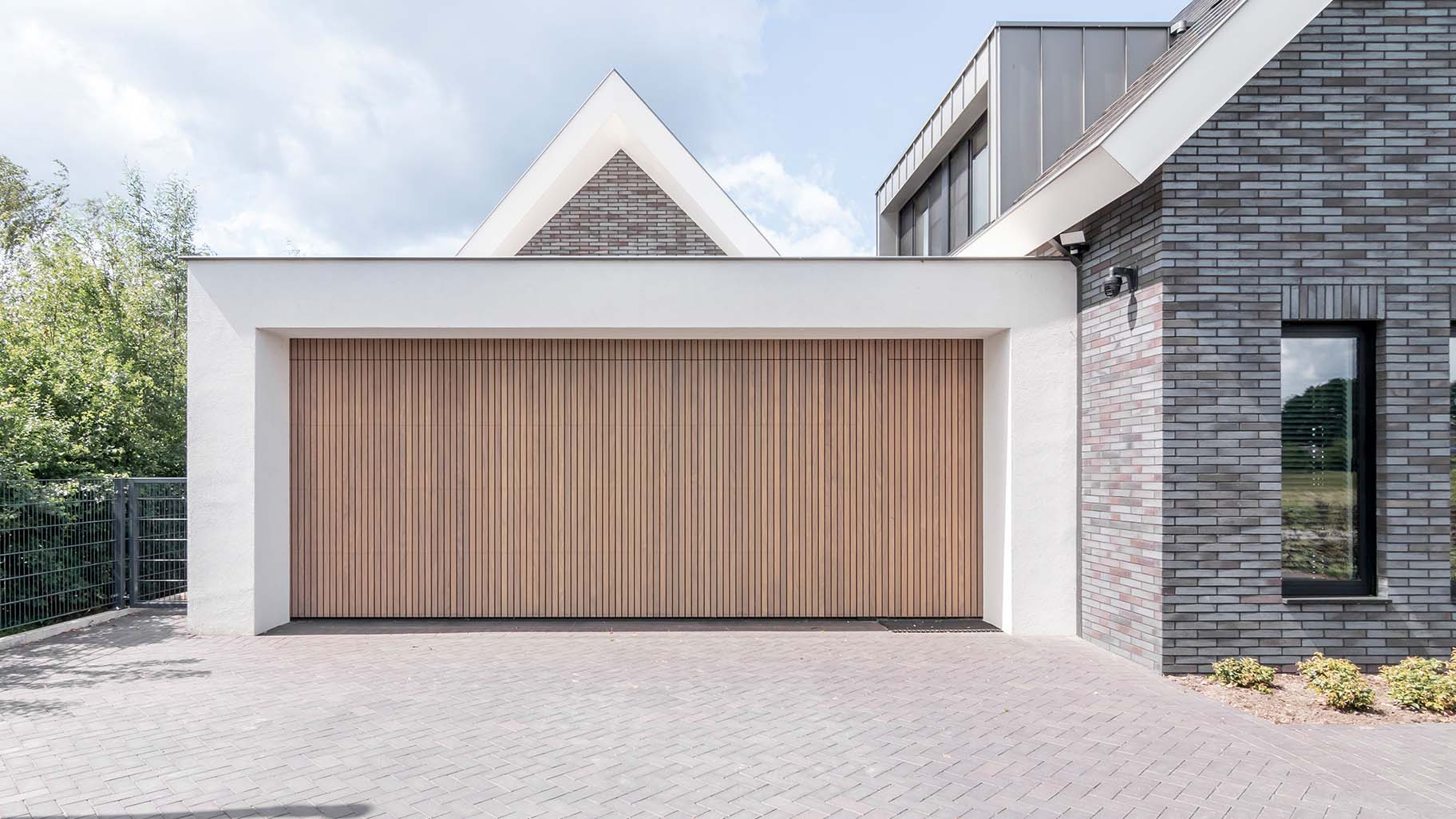 Garagedeur en loopdeur gelijk in de gevel