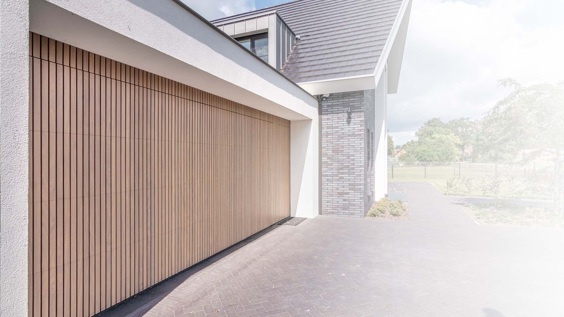 Houten garagedeur gelijk met de gevel