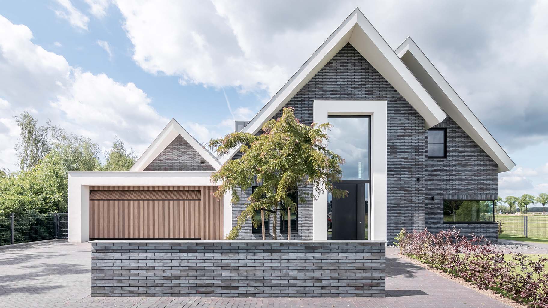 Houten garagedeur luxe nieuwbouwwoning