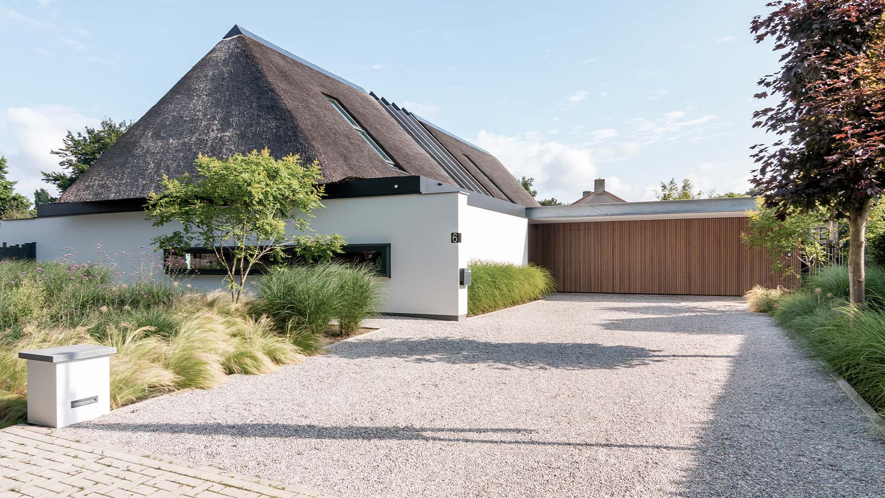 oderne woning met houten garagedeur 5 meter breed gelijk met de wand