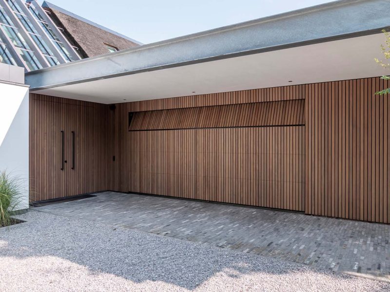 Onzichtbare houten garagedeur 5 meter breed gelijk met de wand