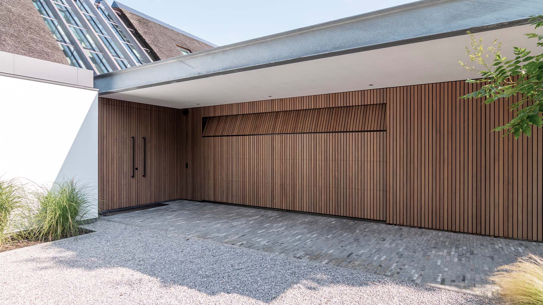 Onzichtbare houten garagedeur 5 meter breed gelijk met de wand