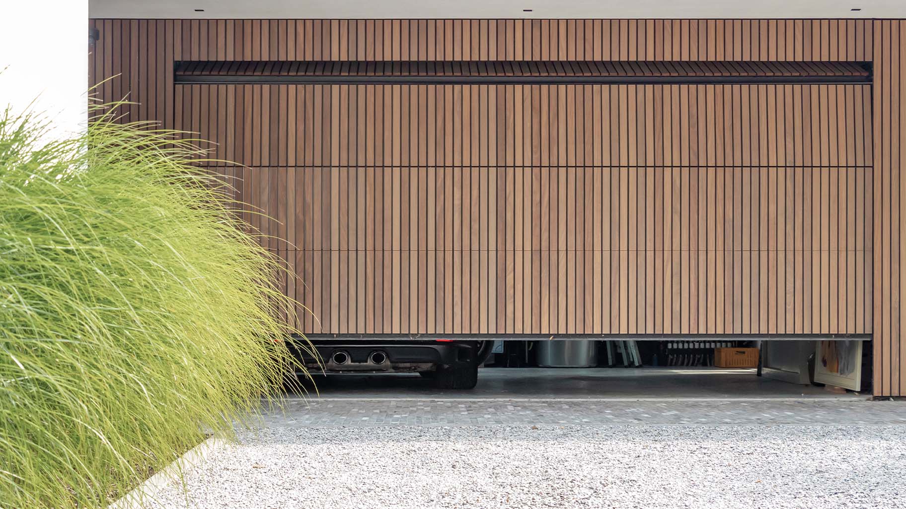 Onzichtbare houten garagedeur 5 meter breed gelijk met de wand