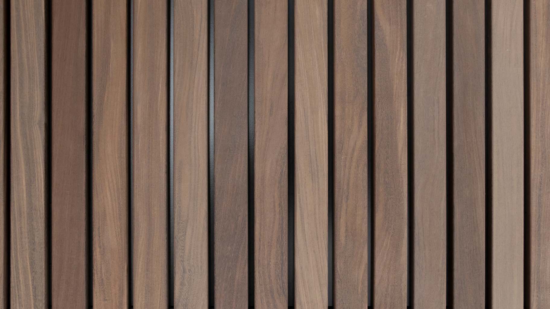 Afrormosia houten gevel met garagedeur en voordeur