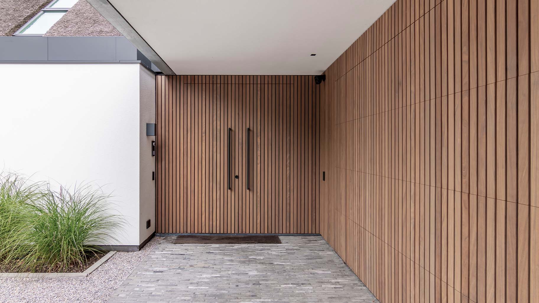 Dubbele openslaande voordeur van Afrormosia hout met verticale latten