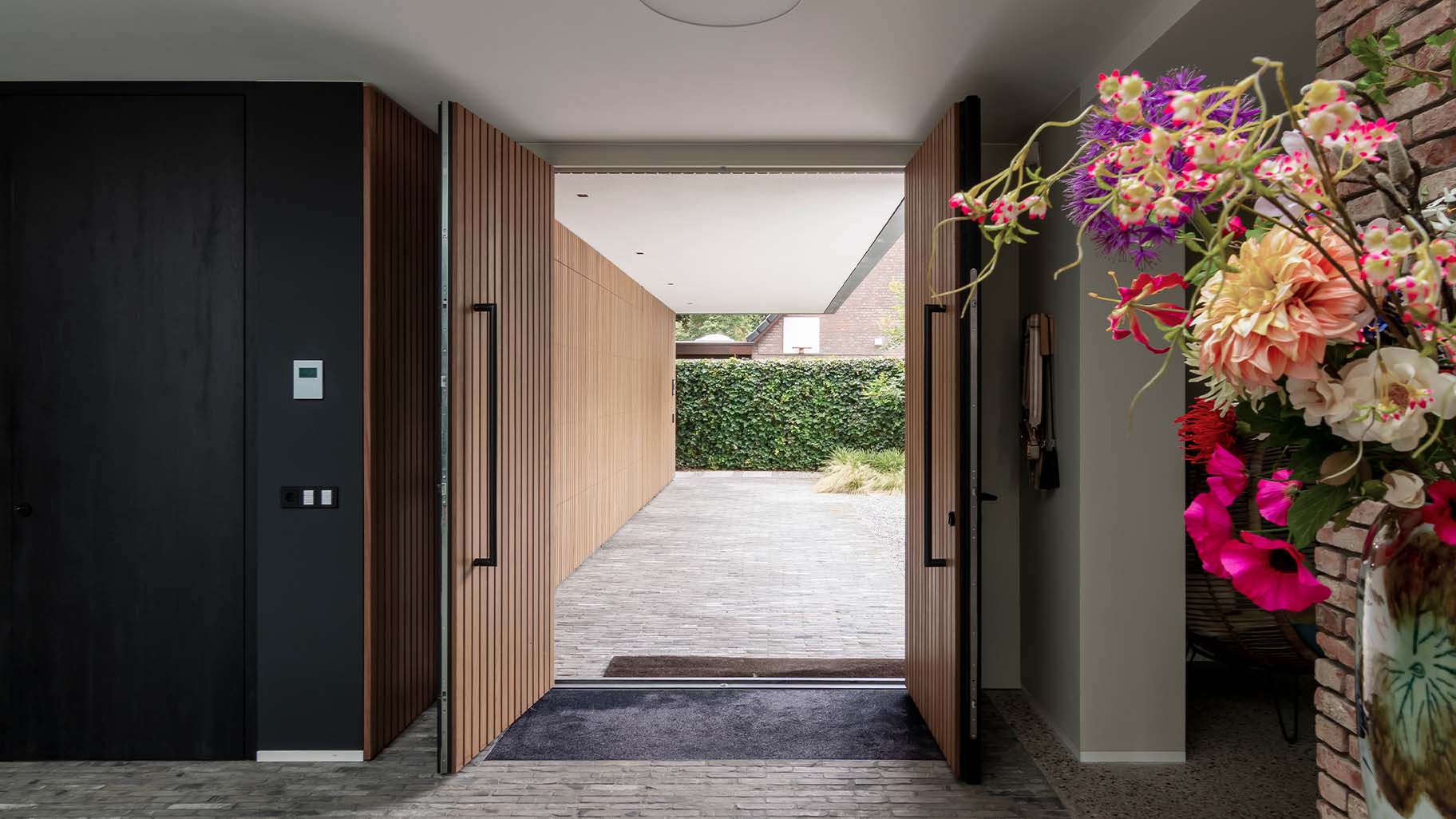 Dubbele openslaande voordeur van Afrormosia hout met verticale latten