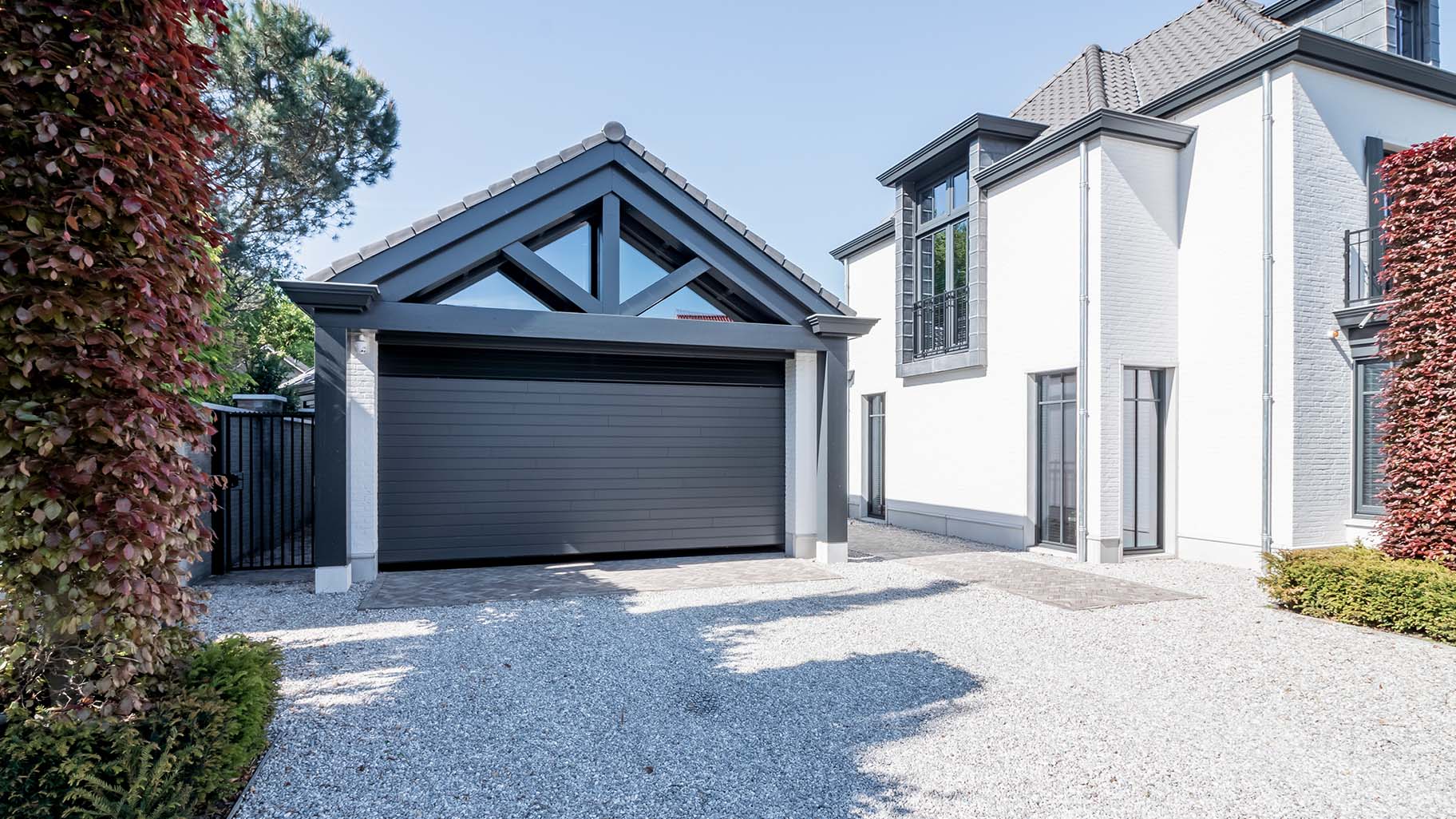 Hardhouten garagedeur van Different Doors