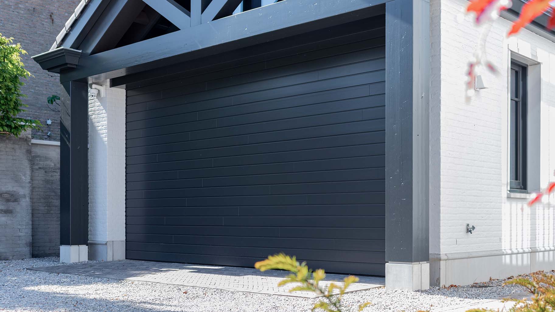 houten garagedeur met horizontaal geplaatste Red Cedar planken