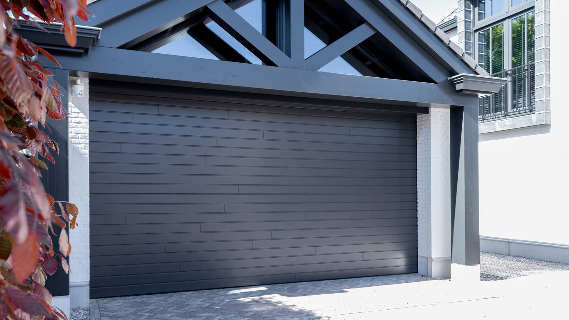 houten garagedeur met horizontaal geplaatste Red Cedar planken