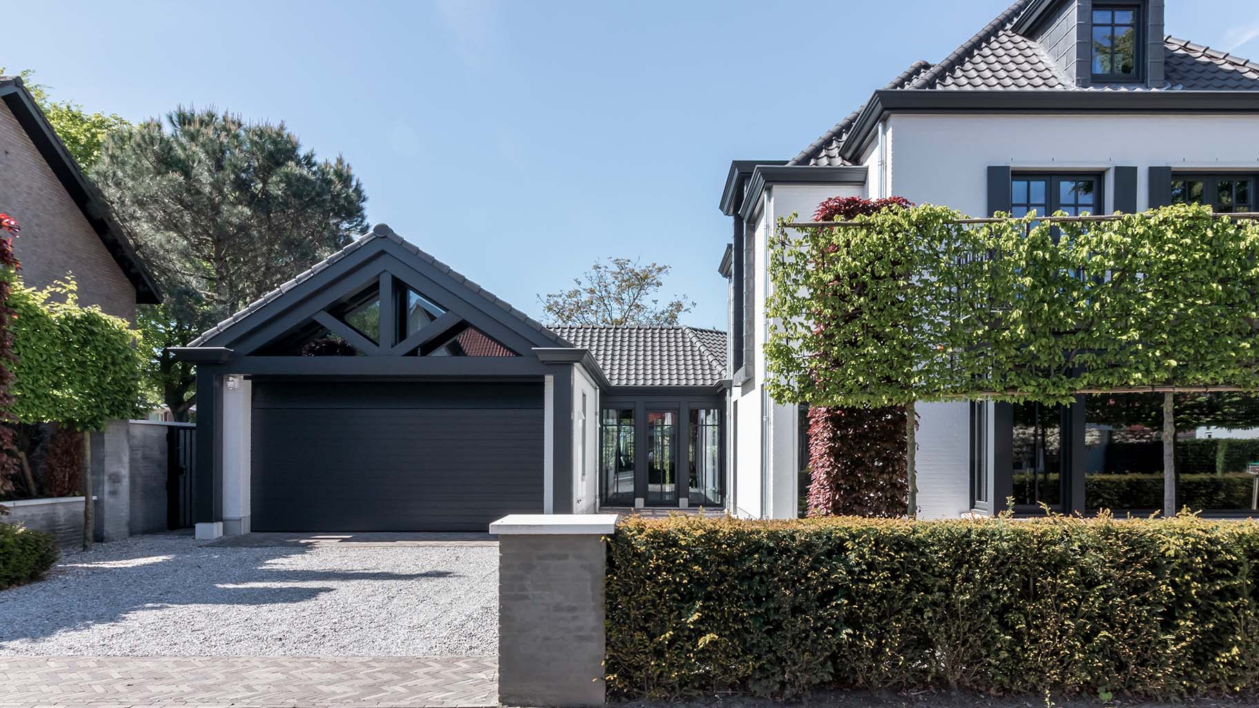 houten garagedeur met horizontaal geplaatste Red Cedar planken