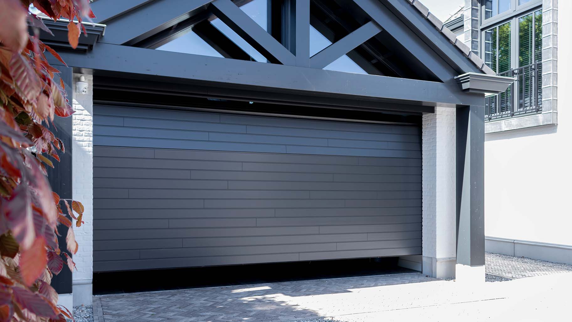 houten garagedeur met horizontaal geplaatste Red Cedar planken