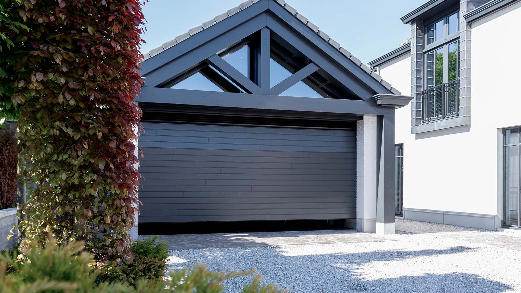 houten garagedeur met horizontaal geplaatste Red Cedar planken