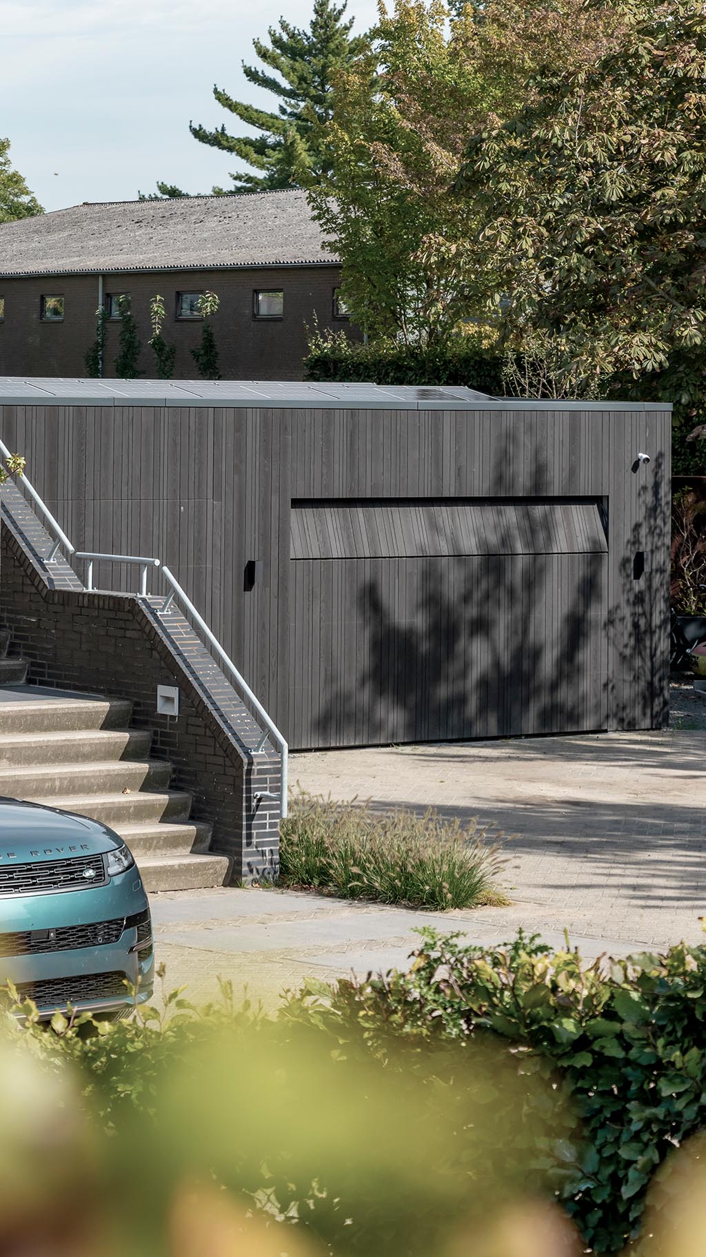 Moderne woning met donkere garagedeuren, voor het veilig stallen van sportwagens