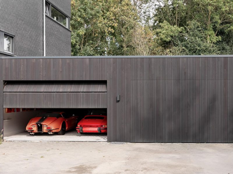 Moderne woning met donkere garagedeuren, voor het veilig stallen van sportwagens