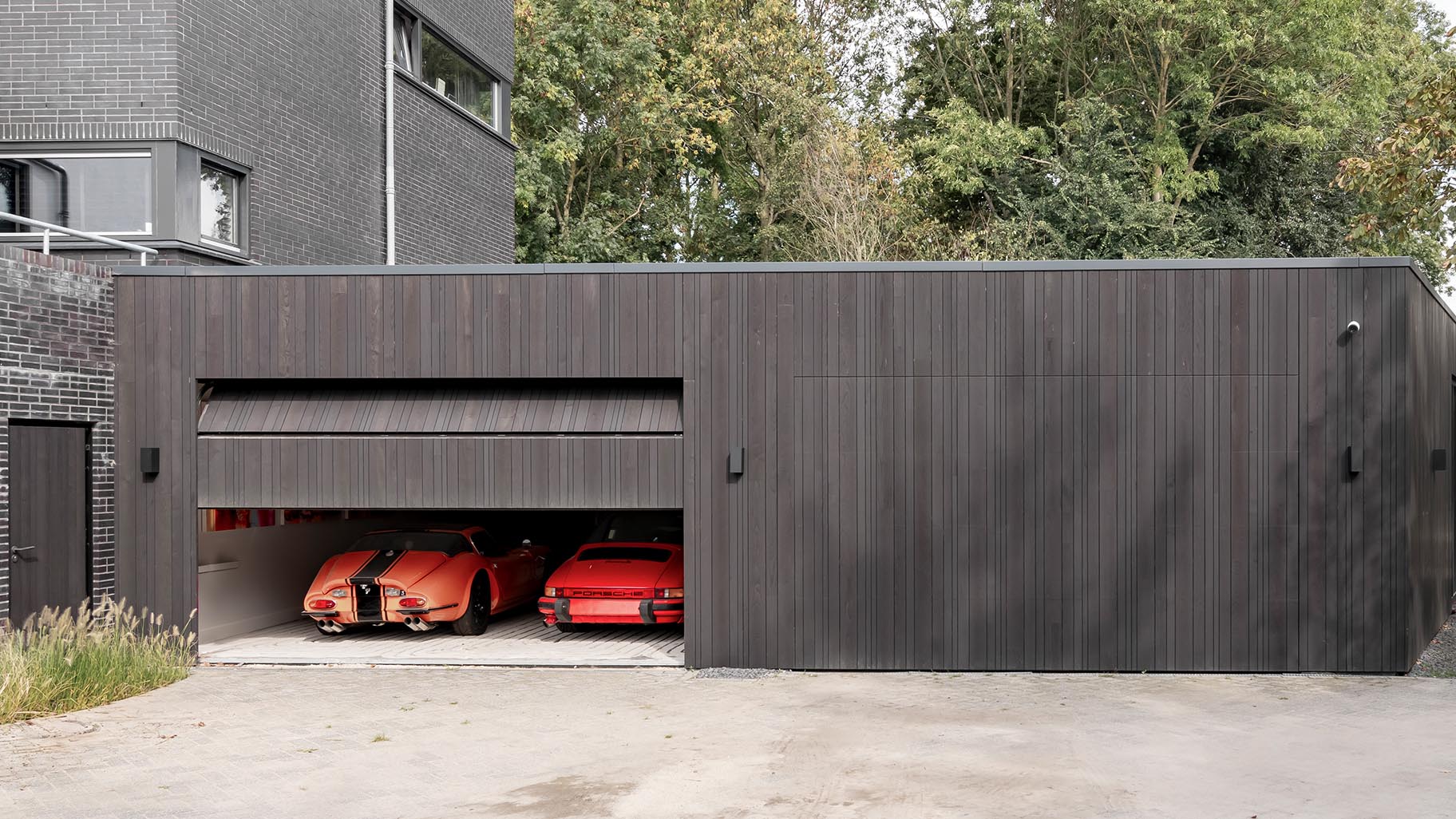 Moderne woning met donkere garagedeuren, voor het veilig stallen van sportwagens