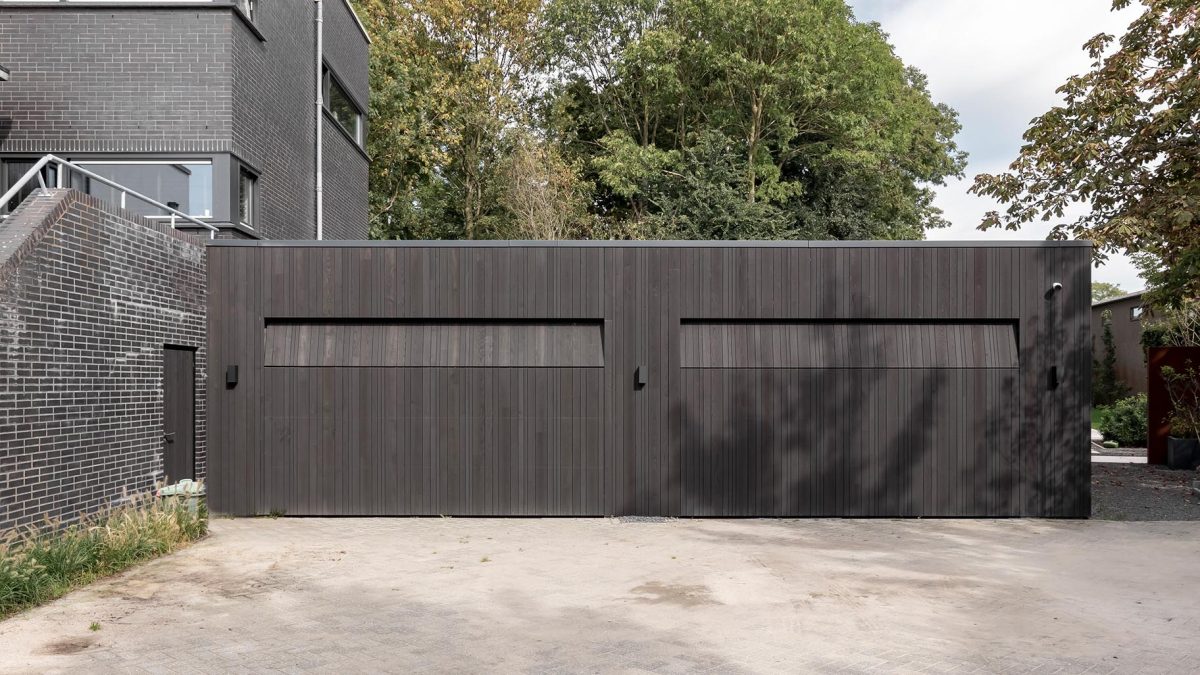 Moderne woning met donkere garagedeuren, voor het veilig stallen van sportwagens