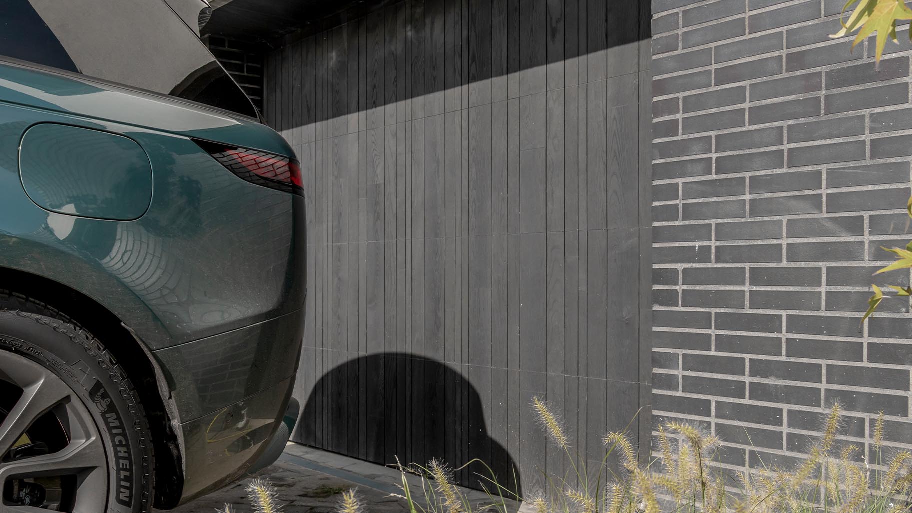 Moderne woning met donkere garagedeuren, voor het veilig stallen van sportwagens