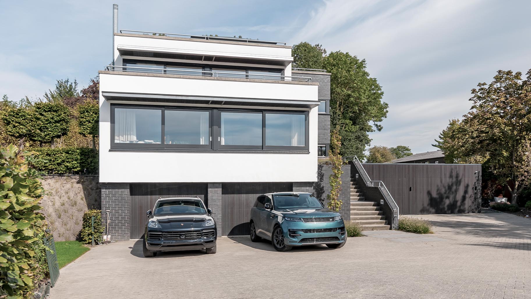 Moderne woning met vier essenhouten garagedeure