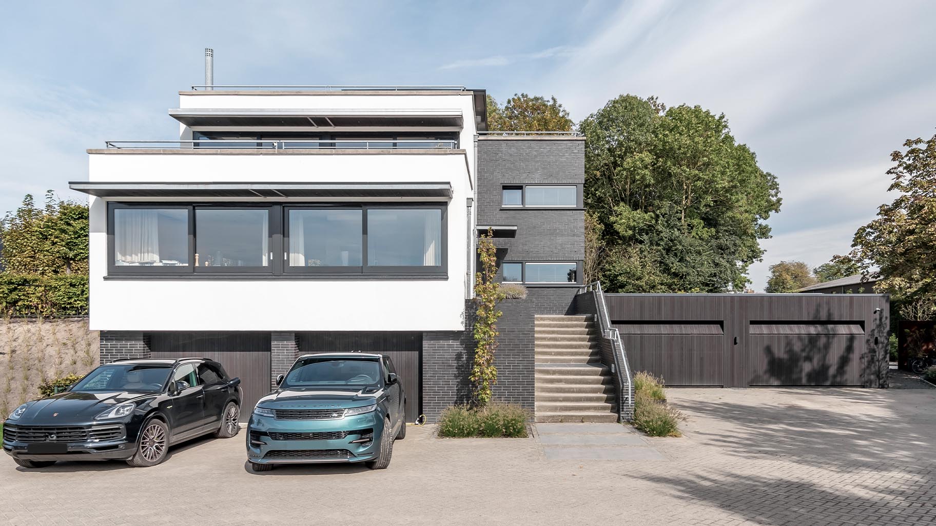 Moderne woning met vier essenhouten garagedeure