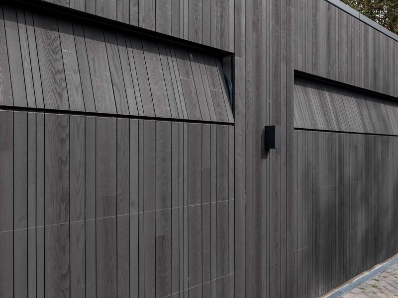 Maatwerk essenhouten garagedeuren van Different Doors