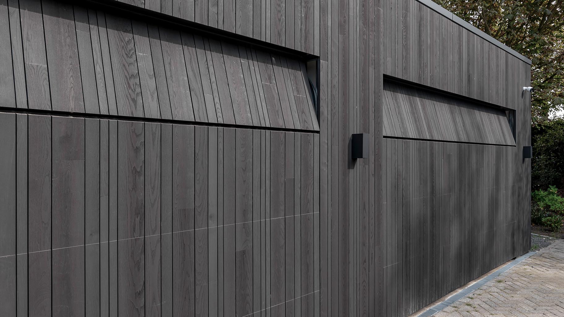 Maatwerk essenhouten garagedeuren van Different Doors