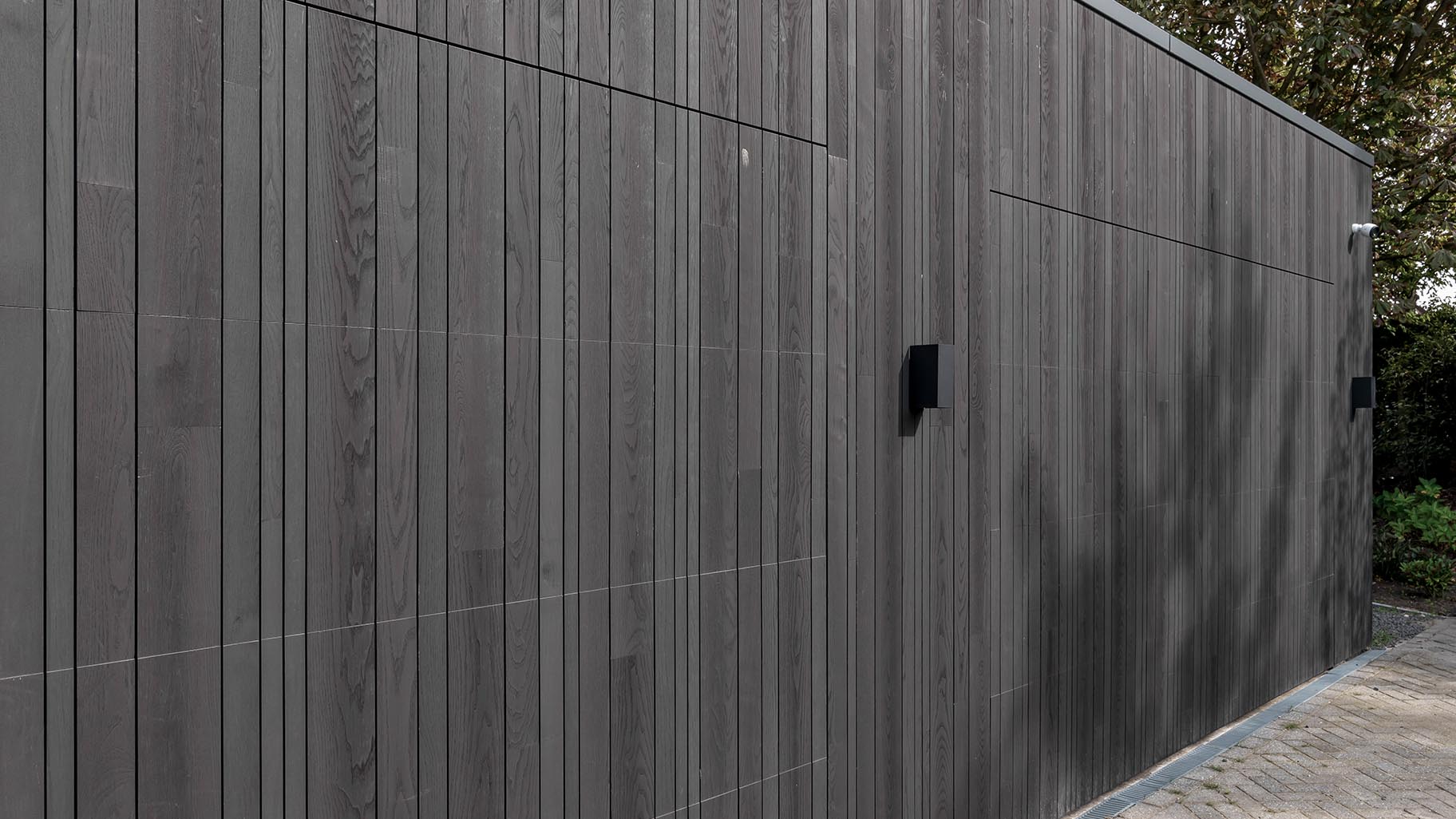 Detail van essenhouten latten met een donkere afwerking en houtnerf