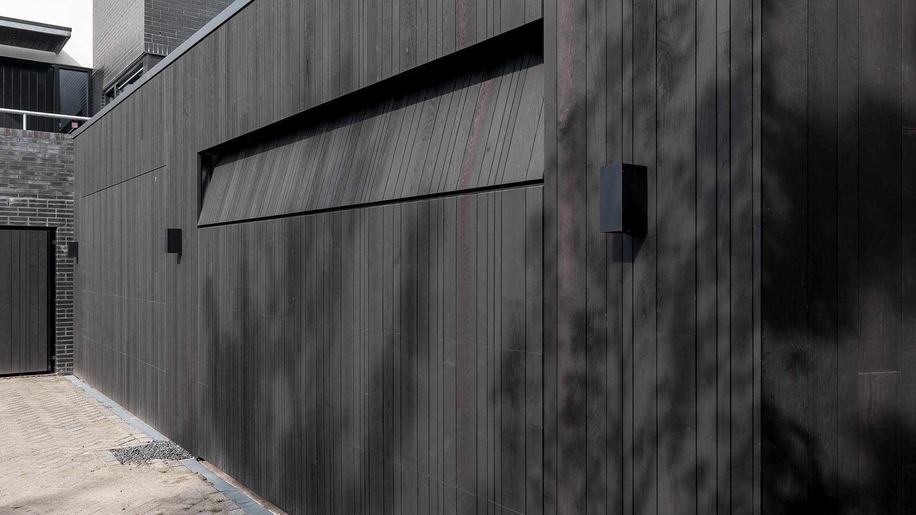 Maatwerk essenhouten garagedeuren van Different Doors