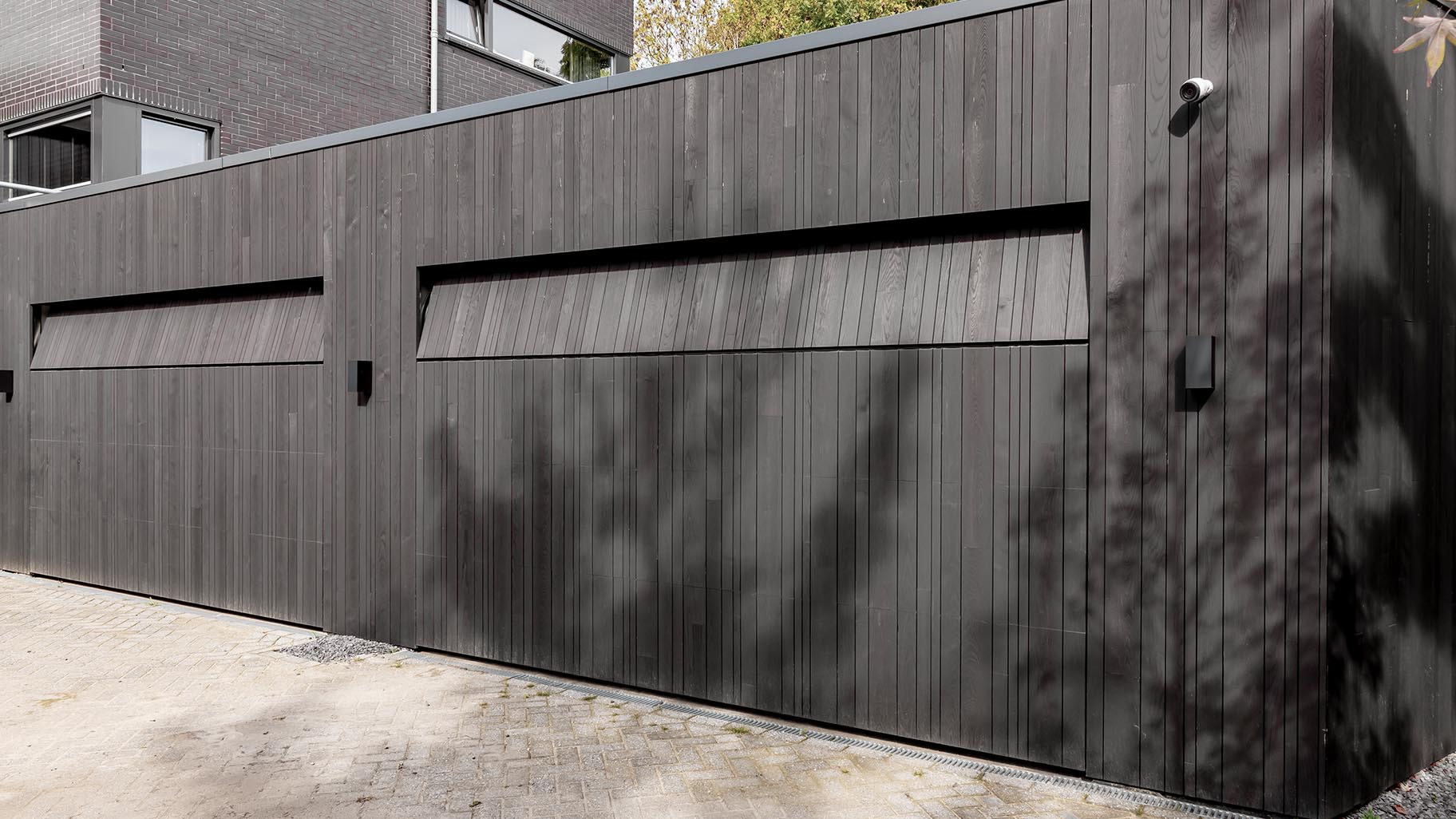 Maatwerk essenhouten garagedeuren van Different Doors