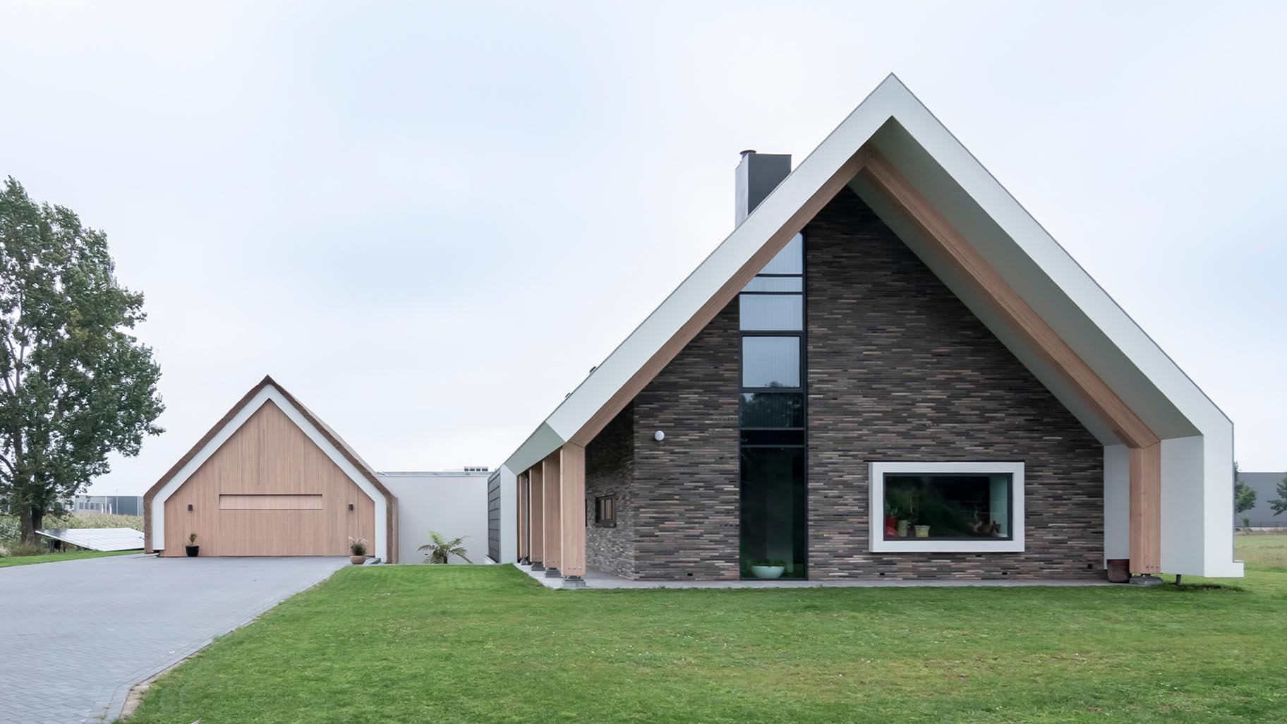 Licht houten sectionaaldeur van Different Doors