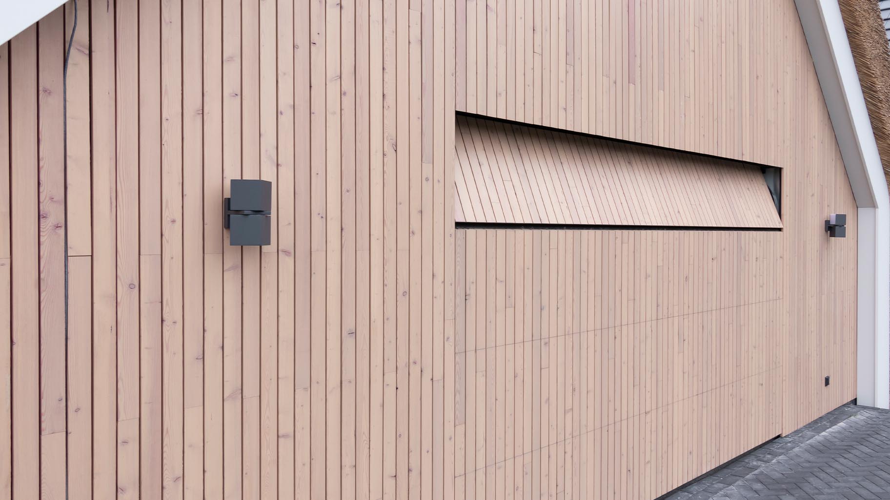 Detail van de houten sectionaaldeur met verticale latten