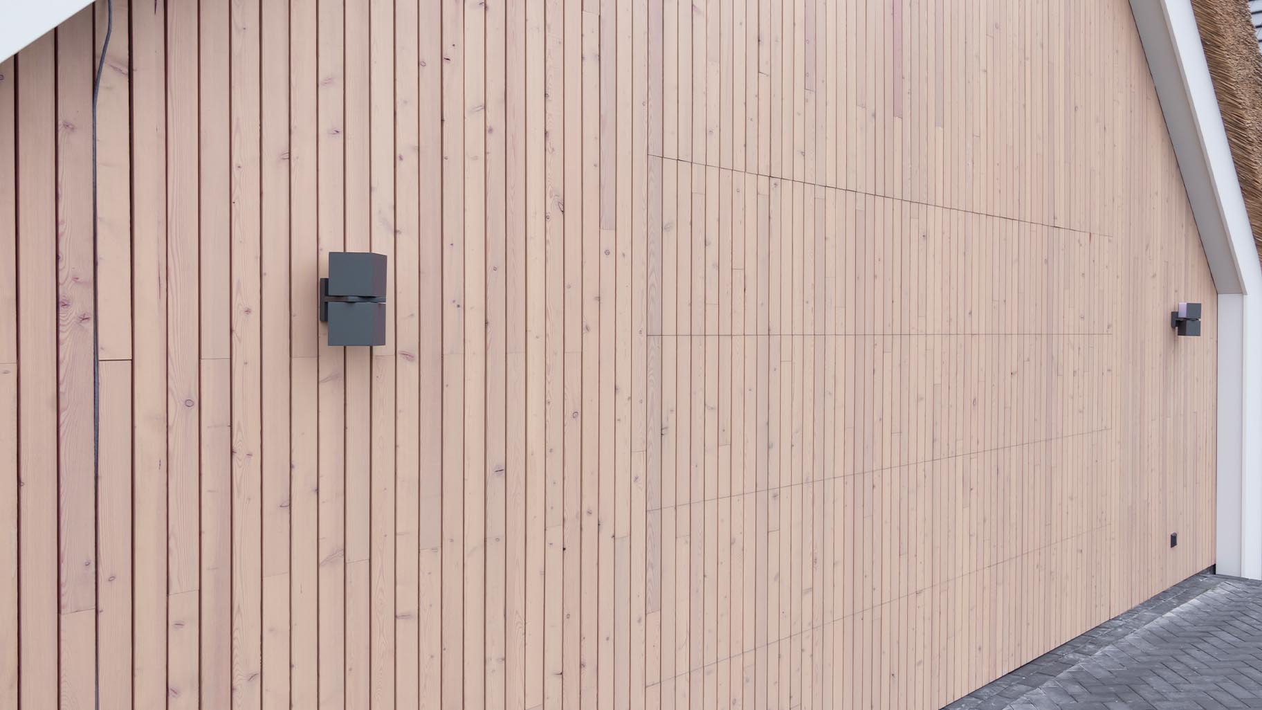 Detail van de houten sectionaaldeur met verticale latten