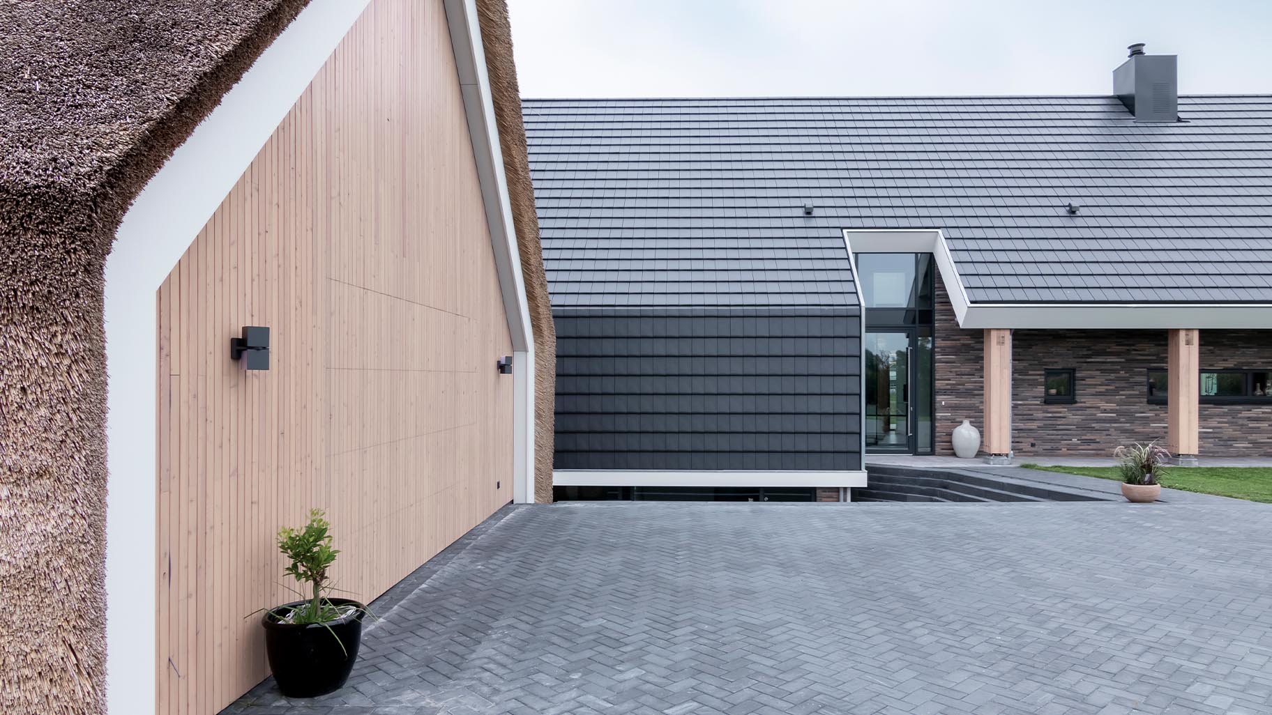 Licht houten sectionaaldeur van Different Doors